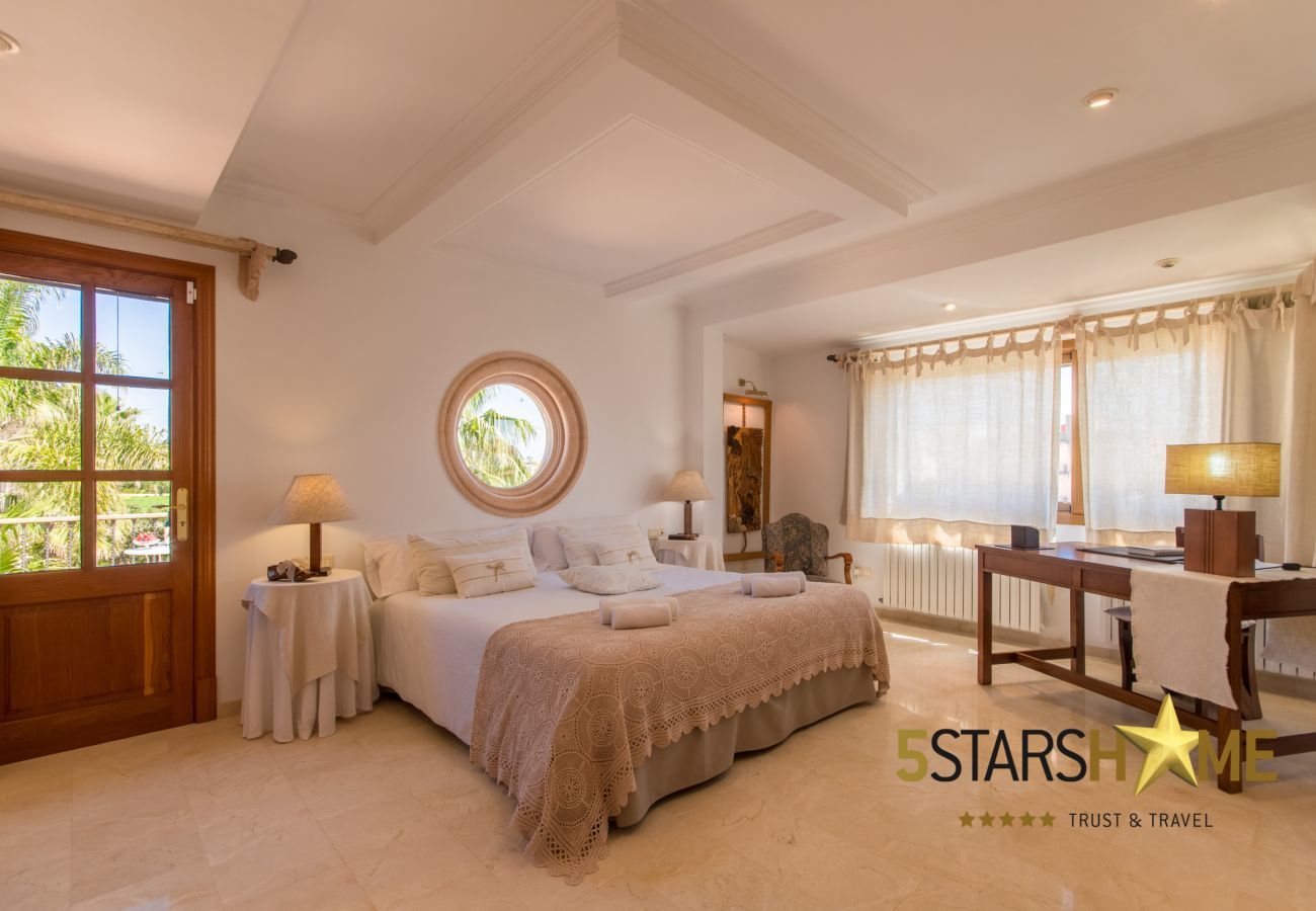Villa with pool for 8 adults + children in Inca, Mallorca 4 double bedrooms, 3 bathrooms, free Wifi, air conditioning, large pool and large garden area.