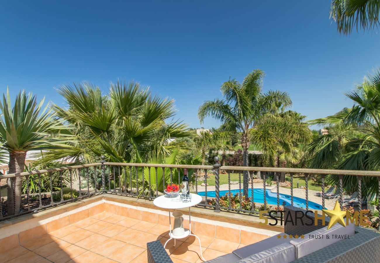 4 double bedrooms, 3 bathrooms, free Wifi, air conditioning, large pool and large garden area.