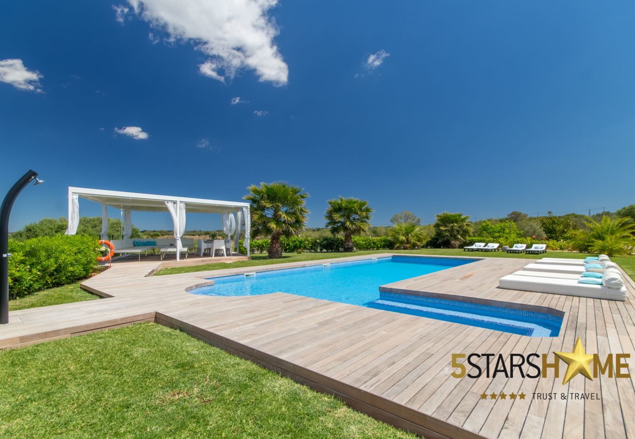 6 DBR, 6 bathrooms en suite, 1 extra bathroom, AC, free Wifi, music system, garden, pool, BBQ and relaxation areas.