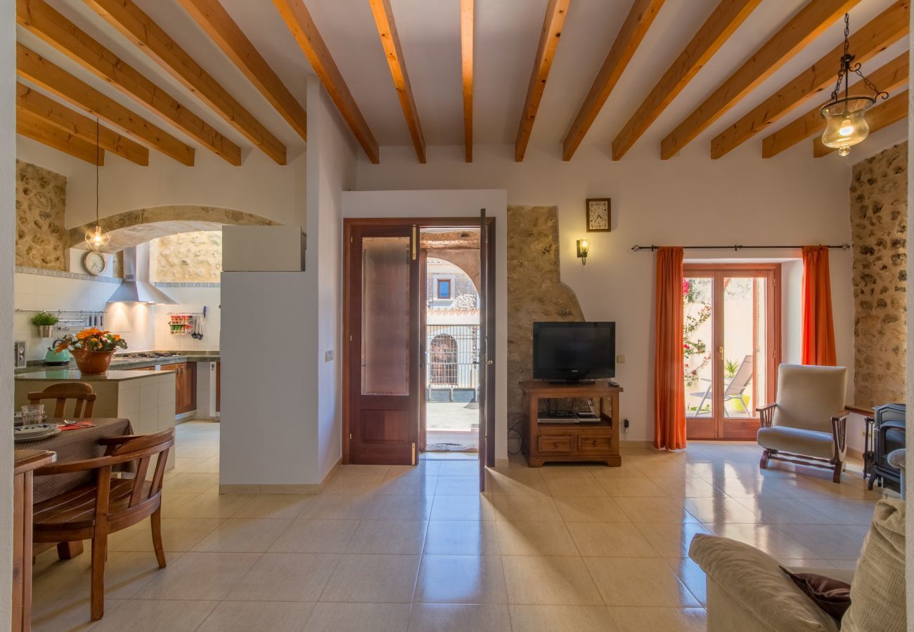 Townhouse for 6 persons in Búger, Mallorca 3 double bedrooms, 2 bathrooms, garden, terrace, BBQ, fireplace, free WIFI, heating, AC in living room and some bedrooms.