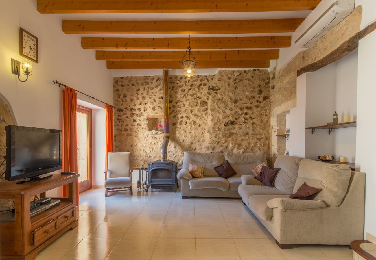 Townhouse for 6 persons in Búger, Mallorca 3 double bedrooms, 2 bathrooms, garden, terrace, BBQ, fireplace, free WIFI, heating, AC in living room and some bedrooms.