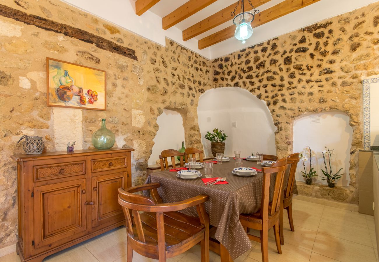 Townhouse for 6 persons in Búger, Mallorca 3 double bedrooms, 2 bathrooms, garden, terrace, BBQ, fireplace, free WIFI, heating, AC in living room and some bedrooms.