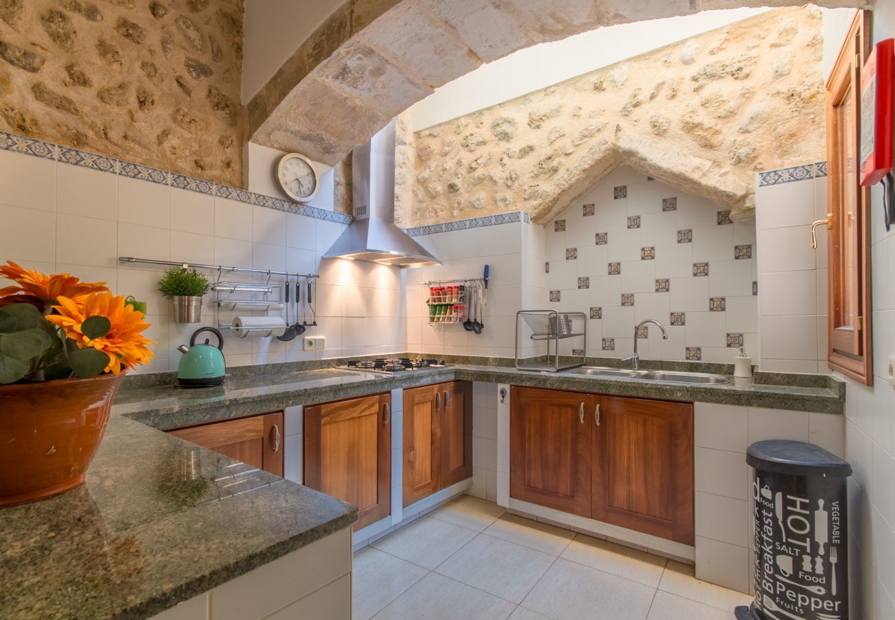 Townhouse for 6 persons in Búger, Mallorca 3 double bedrooms, 2 bathrooms, garden, terrace, BBQ, fireplace, free WIFI, heating, AC in living room and some bedrooms.