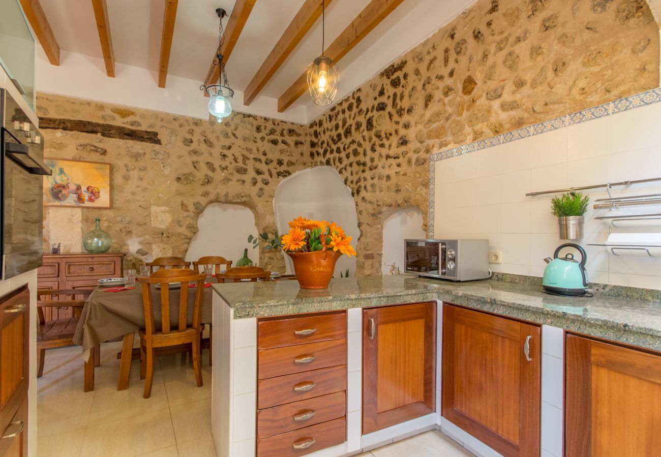 Townhouse for 6 persons in Búger, Mallorca 3 double bedrooms, 2 bathrooms, garden, terrace, BBQ, fireplace, free WIFI, heating, AC in living room and some bedrooms.