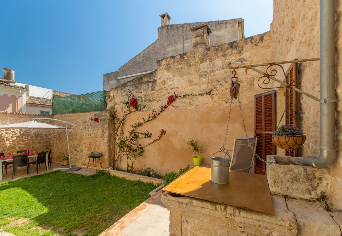 Townhouse for 6 persons in Búger, Mallorca 3 dormitorios dobles, 2 baños, jardín, terraza, BBQ, chimenea, WIFI gratis, calefacción, AC en salón y algunos dormitorios.
