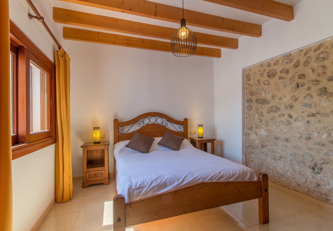 Townhouse for 6 persons in Búger, Mallorca 3 double bedrooms, 2 bathrooms, garden, terrace, BBQ, fireplace, free WIFI, heating, AC in living room and some bedrooms.