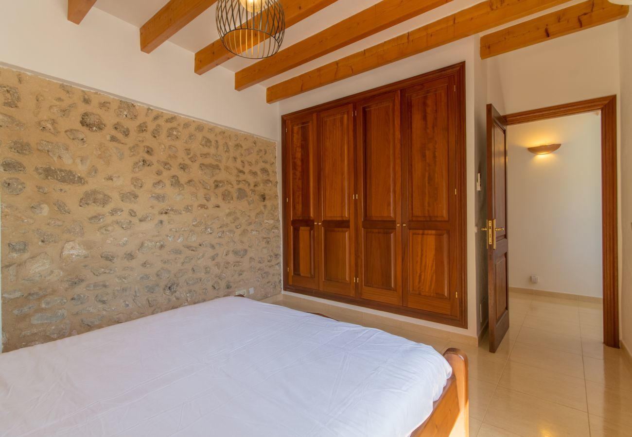 Townhouse for 6 persons in Búger, Mallorca 3 double bedrooms, 2 bathrooms, garden, terrace, BBQ, fireplace, free WIFI, heating, AC in living room and some bedrooms.