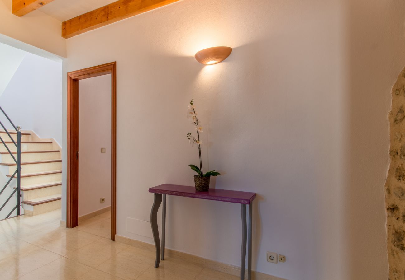 Townhouse for 6 persons in Búger, Mallorca 3 dormitorios dobles, 2 baños, jardín, terraza, BBQ, chimenea, WIFI gratis, calefacción, AC en salón y algunos dormitorios.