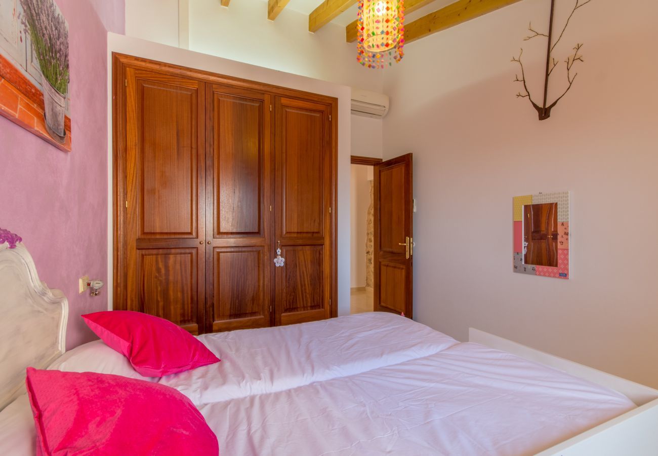 Townhouse for 6 persons in Búger, Mallorca 3 double bedrooms, 2 bathrooms, garden, terrace, BBQ, fireplace, free WIFI, heating, AC in living room and some bedrooms.