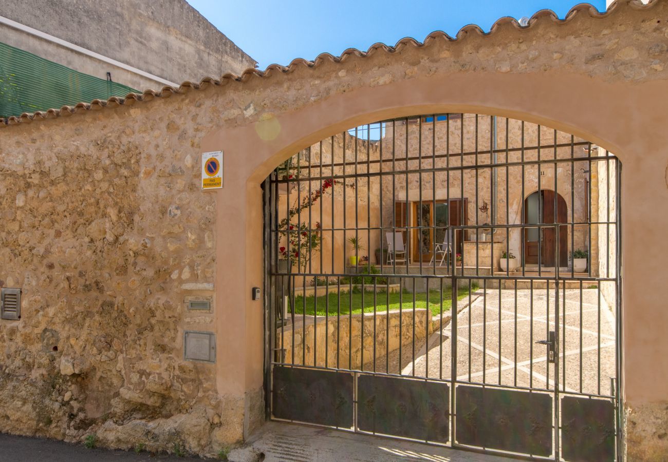 Townhouse for 6 persons in Búger, Mallorca 3 double bedrooms, 2 bathrooms, garden, terrace, BBQ, fireplace, free WIFI, heating, AC in living room and some bedrooms.