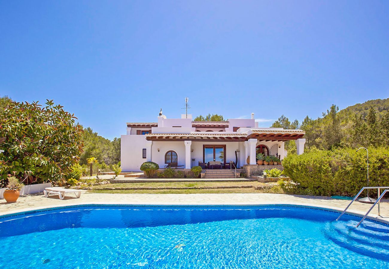 Beautiful villa with swimming pool